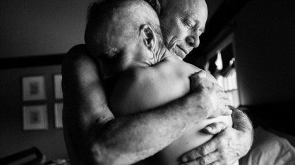Как смотреть в лицо смерти: Нэнси Боровик фотографировала родителей, умирающих от рака
