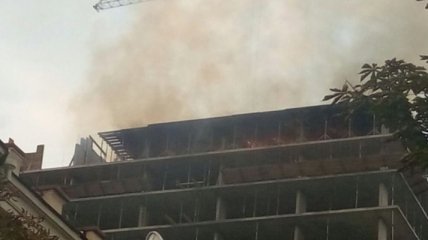 В центре Днепра горит недостроенная многоэтажка