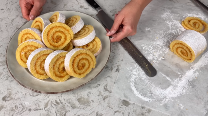 Бісквітний рулет з кремом