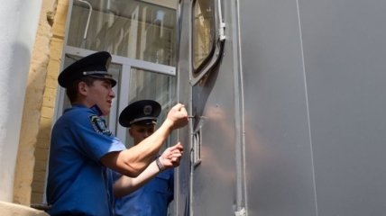 Суд вернул милиции дело о дверях коммунистического офиса
