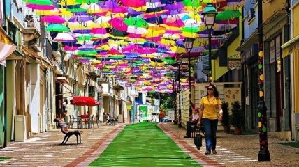 Яркая Португалия: небо в зонтиках (ФОТО)