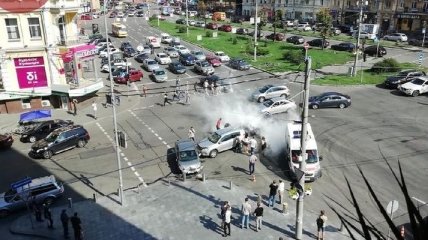 В центре Киева тройное ДТП: загорелся автомобиль 