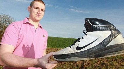 19-летний британец носит обувь 63-го размера