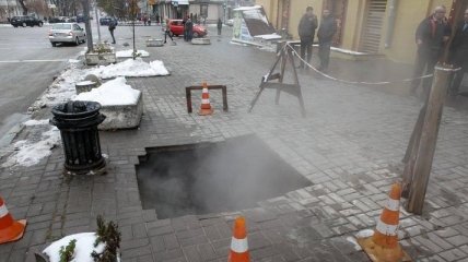 На улице баня: в центре Киева снова прорвало трубу