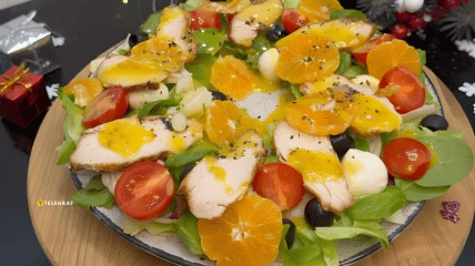 Веночек с курицей и мандаринами: легкий салат на Новый год (видео)