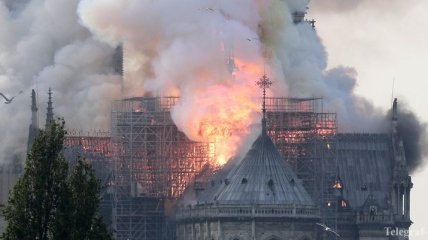 В Соборе Парижской Богоматери сильный пожар (Фото, Видео)
