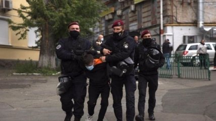 Столкновения под офисом Медведчука: активистов Нацкорпуса доставили в отделение полиции