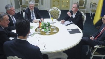Яценюк обсудил с депутатами Бундестага политическую ситуацию в Украине