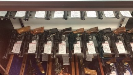 Пушки на любой вкус: Ассортимент типичного ломбарда в США (Фото)