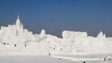 Невероятно большие снежные скульптуры  