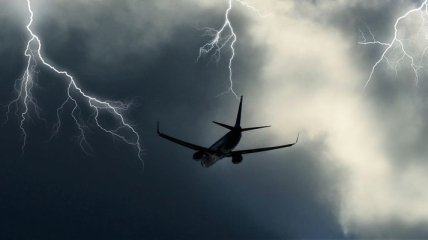 Молния поразила самолет в Польше