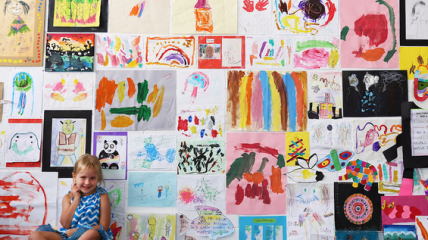 Как хранить детские рисунки и фотографии: 9 крутых идей для интерьера