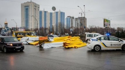 В Киеве многокилометровая пробка: фура потеряла груз
