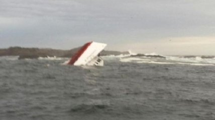В Индонезии спасли 21 пассажира затонувшего судна