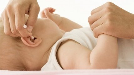 Как чистить ушки, глазки и носик новорожденного