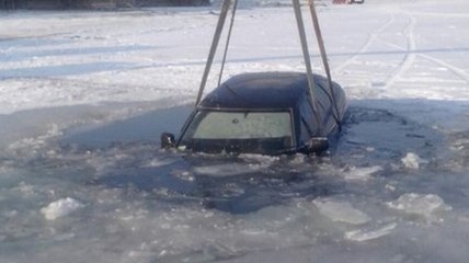 В Черкассах автомобиль рухнул под лед