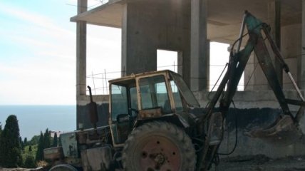 Строительство 2-х незаконных объектов приостановлено в Крыму