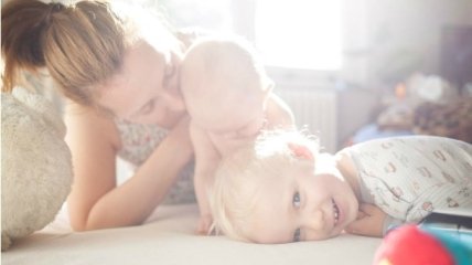 Должна ли мама постоянно находиться рядом  с ребенком: мнение психолога