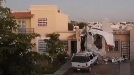 В Мексике небольшой самолет упал на жилой дом, весь экипаж погиб
