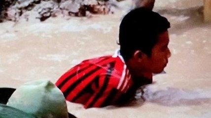 Олово для iPhone собирают индонезийские дети в ядовитой грязи