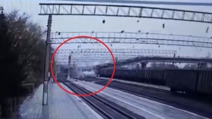 В России на поезд обрушился мост с грузовиком (Видео)