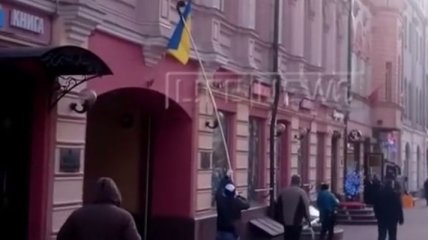 В Москве неизвестные сорвали и сожгли флаг Украины (Видео)
