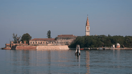 На безлюдному острові Повелья, що височіє серед лагун Венеціанської затоки, панує зловісна атмосфера