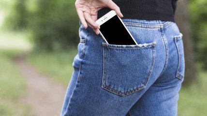 Ношение телефона в заднем кармане штанов не сулит ничего хорошего