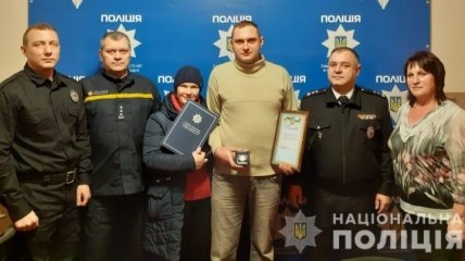 На Киевщине наградили мужчину, который спас семью из огня