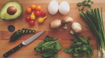 Что можно приготовить на завтрак: рецепты яичницы с летними овощами (фото)
