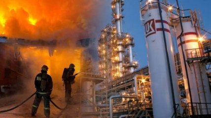 Палаючий нафтозавод Росії