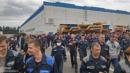 Люди уходят с рабочих мест: в Беларуси бастует БелАЗ