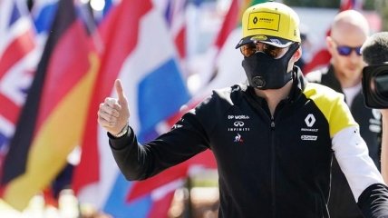 Пилот Формулы-1 носил маску перед Гран-при Австралии