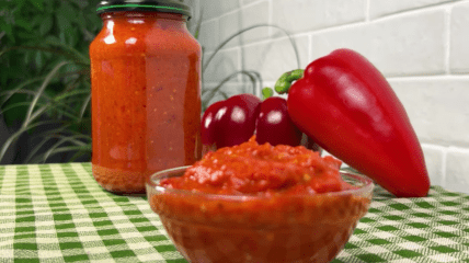 Соус з перцю та баклажанів можна подавати до різноманітних страв