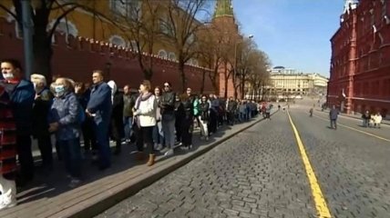 "Очевидный диагноз": в Москве выстроилась огромная очередь к Мавзолею (фото)