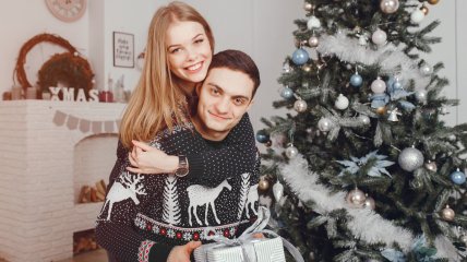 Чоловік тримає подарунок