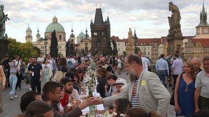  "Прощались" с эпидемией: В Чехии на Карловом мосту устроили пир (Видео)