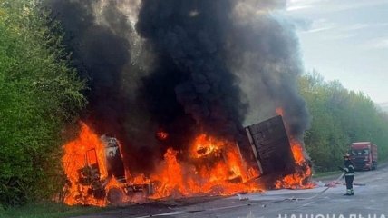 Под Хмельницким в аварии загорелись три автомобиля: много жертв (фото)