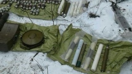 В зоне АТО обнаружили три тайника с большим количеством боеприпасов