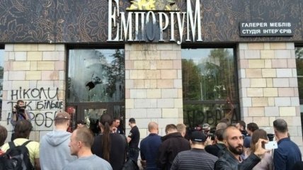 В Киеве разгромили магазин, на фасаде которого стерли граффити