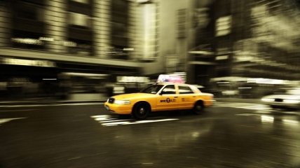 В ОАЭ таксист сдал пьяных туристов в полицию