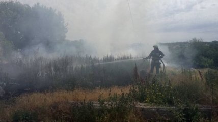 Днепровские пожарные три часа боролись с огнем на несанкционированной свалке