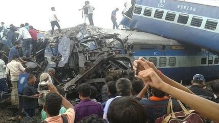 В Индии с рельсов сошел поезд: погибли 23 человека, еще более 80 ранены
