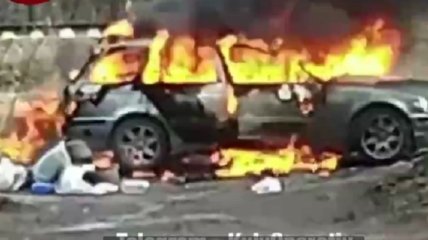 "Беха" сгорела за считанные минуты: ЧП под Киевом сняли на видео