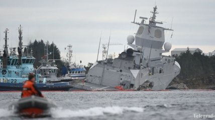 В Норвегии медленно идет ко дну столкнувшийся с танкером фрегат: фото и видео