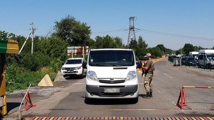 На Донбасских КПВВ ограничено движение транспорта 