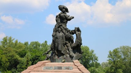 Радянський пам'ятник у Бабиному Яру, збудований в 1976 році