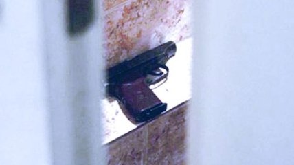 В одном из торговых центров Полтавы в туалете нашли пистолет