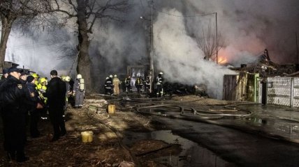 В Киеве в частном секторе сгорели три дома: фото и видео