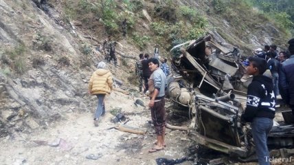 В Непале автобус рухнул в пропасть: 26 погибших